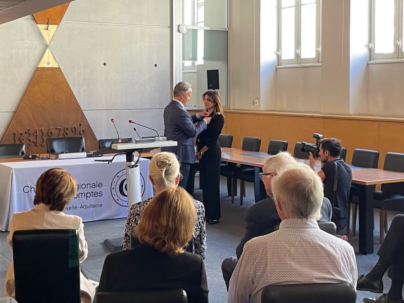 Lucile Capuron a reçu cette distinction des mains de Philippe Mauguin, en reconnaissance de son parcours et de son engagement au service de la recherche.